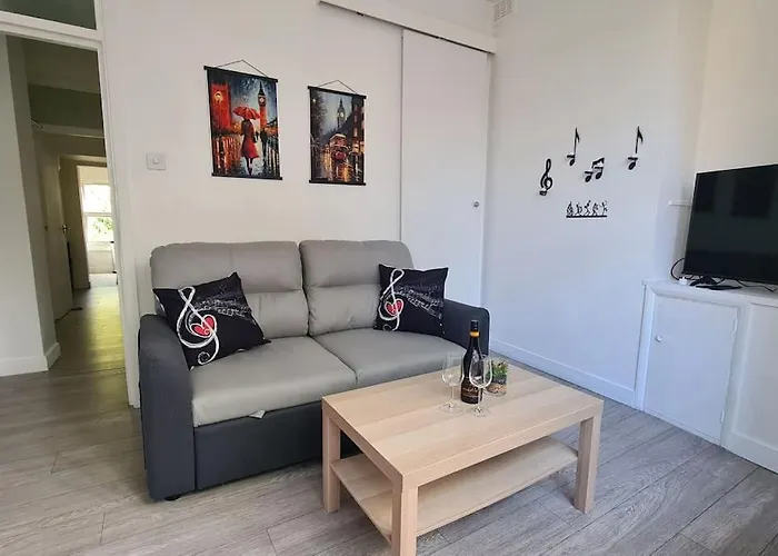 Beethoven St One Bedroom Flat - 3 Beds Up To 4 Adults