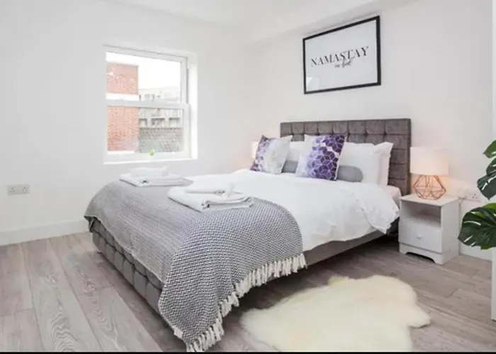 Spacious 1 Bed Flat With View