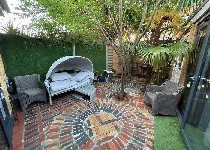 Luxe 4 Bedroom House With 4 Bathrooms - Elizabeth Line & Acton Central Stations At Walking Distance