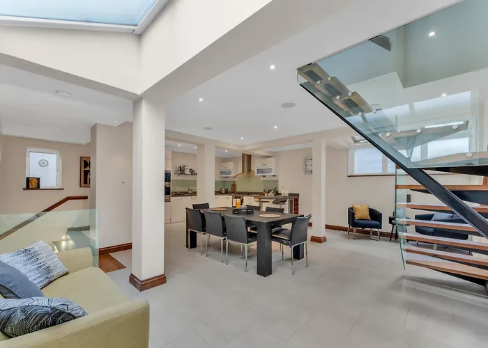 3-Bed Grand Triplex In Westminster