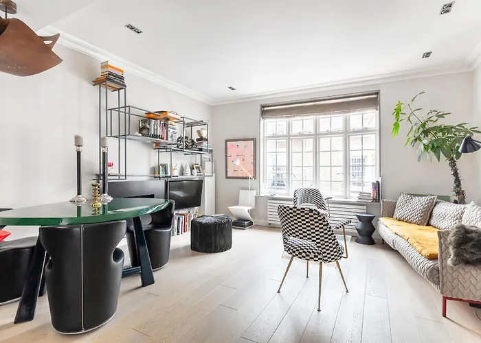 Architectural Triplex House In Heart Of Chelsea