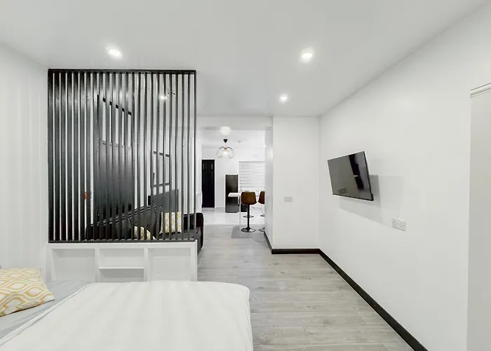 Cosy Modern Studio