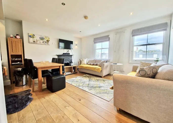 Victorian Modern Two Bedrooms Flat In West Kensington With London Skyline View