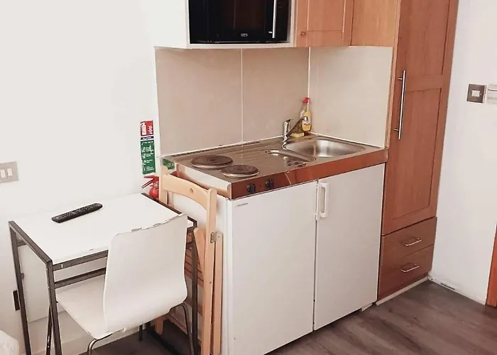 F304-Lovely 3Rd Flr Studio Fits 2 Near Hyde Park
