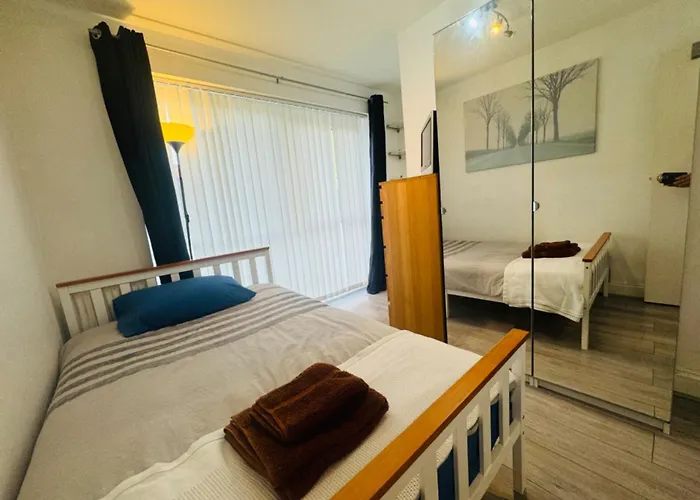 Cosy Bedroom With Private Bathroom Ensuite In London Canary Wharf E14 Only 1 Stop To Excel And O2 For Short Or Long Let In London Canary Wharf, Less Than An Hour From Heathrow, Stansted And Gatwick Airport