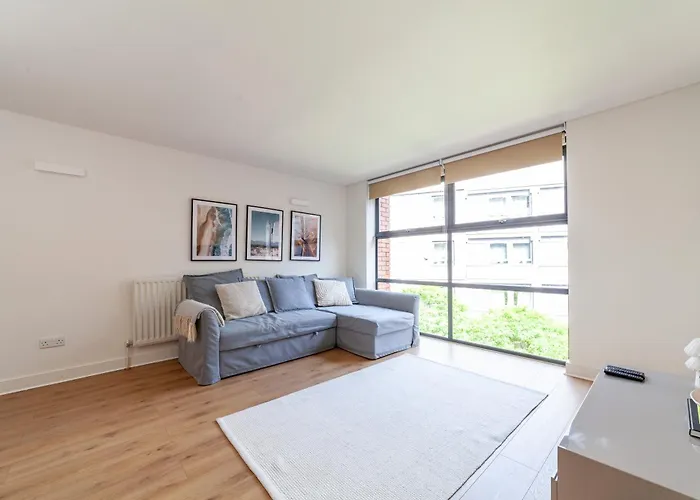 A Stylish Newly Refurbished Flat With City Access