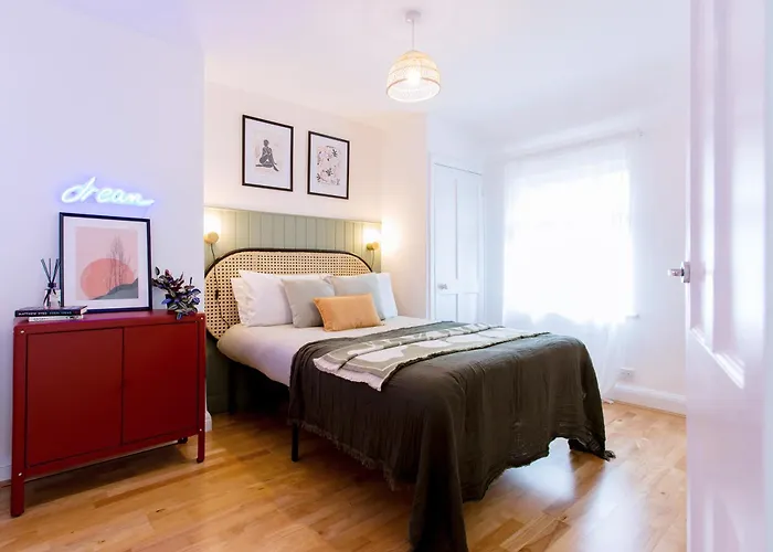 3-Bed House - Next To Olympic Park & Westfield