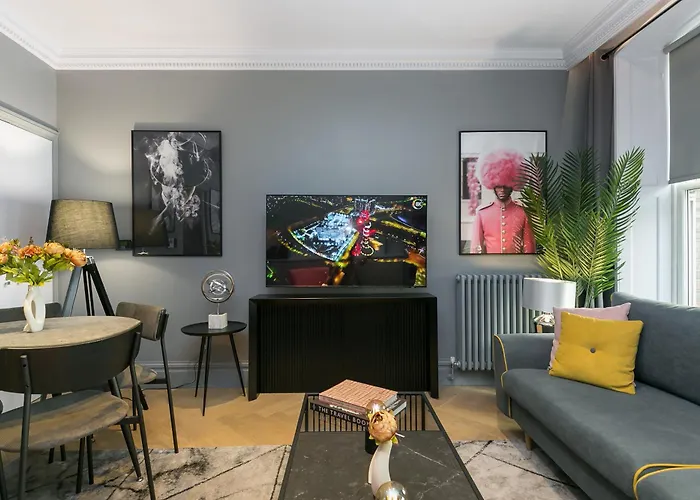 Urban Chic - Broad Court