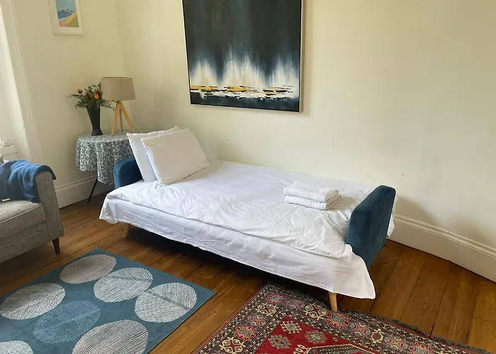 2-Bedroom Split-Level Apartment In Notting Hill