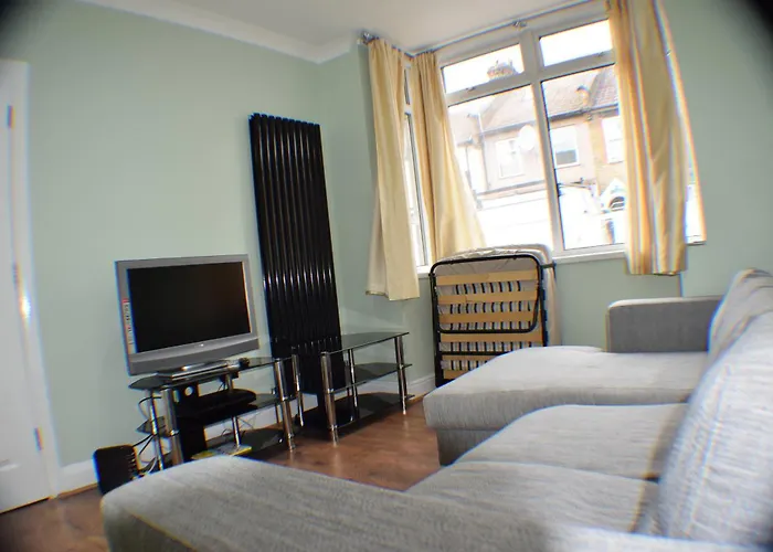 Nice 3 Bedroom House - Walthamstow