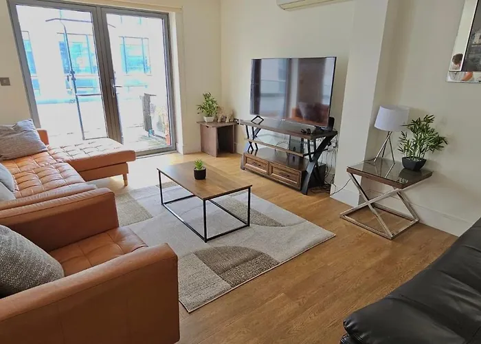 Spacious 3-Bed 3-Bath Luxury Apartment With Balcony Hyde Park