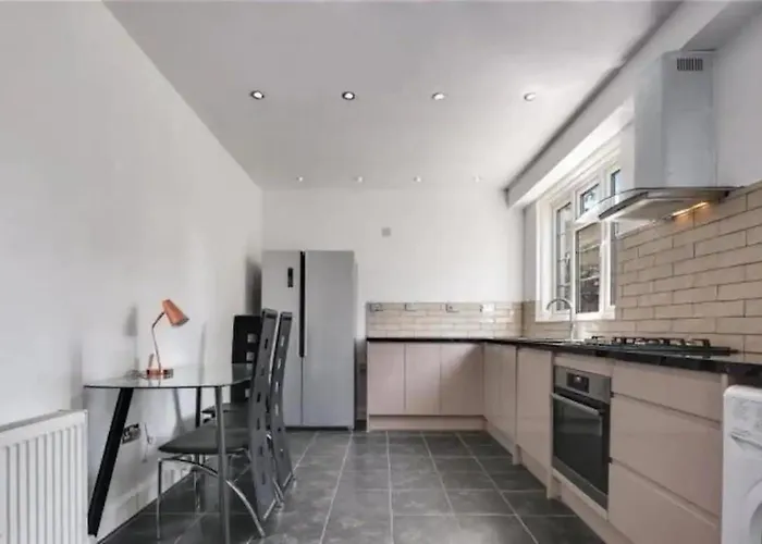 Limehouse Townhomes-4 Bedrooms 3 Bathrooms Garden