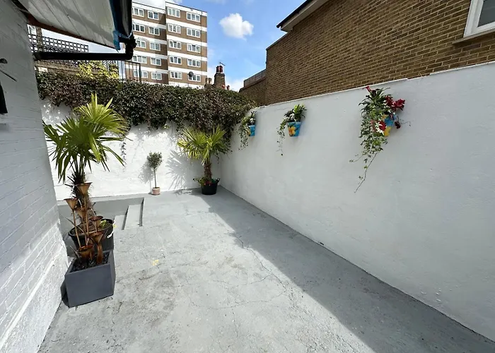Stylish Garden-Level Flat In Chiswick