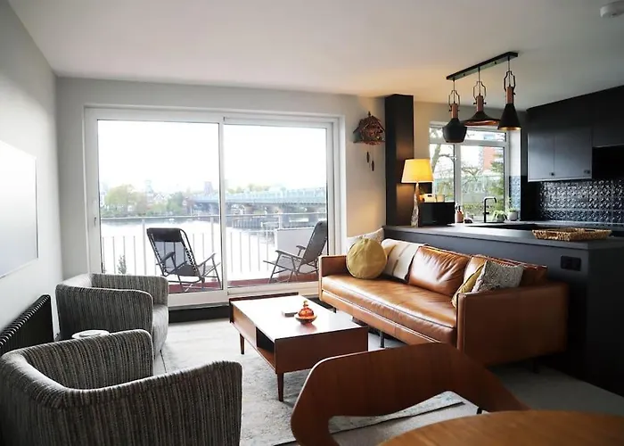 Riverfront Executive Home With Garage & Balcony Overlooking The Thames