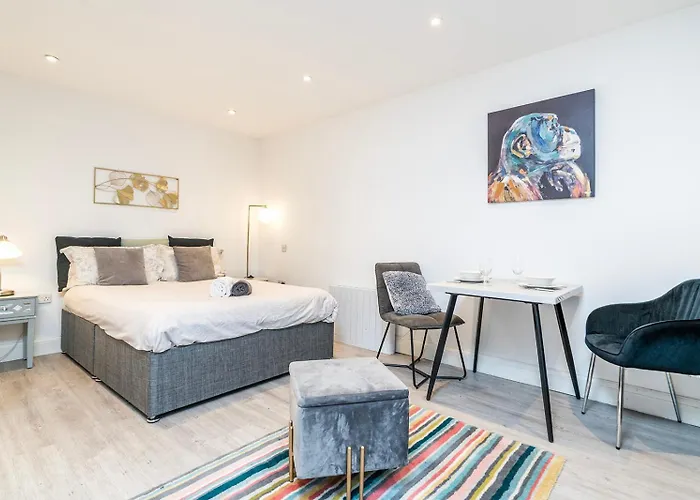 Cosy 1 Bedroom Studio Walking Distance To Mall With Parking Available