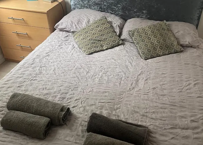 Redecorated Double Room With Shared Bathroom -Rm3