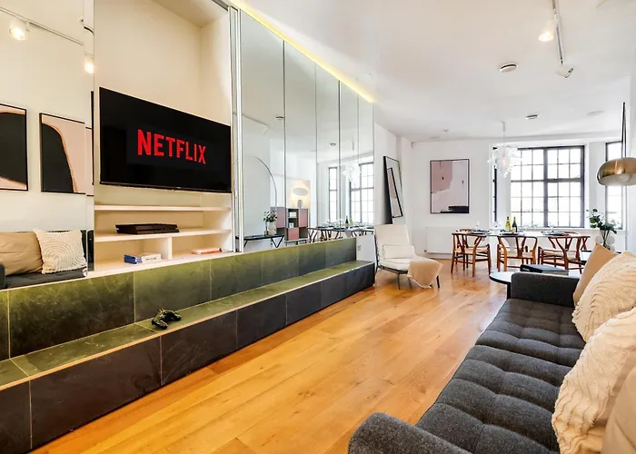 Luxury Apt Aircon 3 Bedr, 4 Beds, 2 Bath Trafalgar Sq