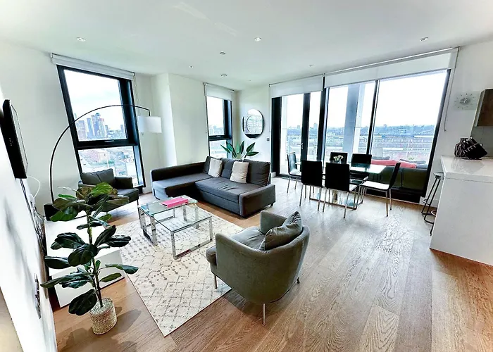Elegant 3-Bedroom Penthouse With A Private Terrace, Lift Access, And Free Wi-Fi, Located In Battersea, Nine Elms