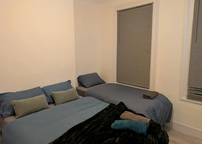 3 Bedroom London With Garden Near Tube Station
