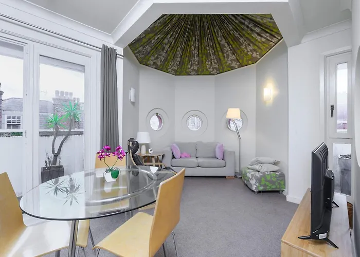 The Aristocrat - Fitzrovia - By Frankie Says