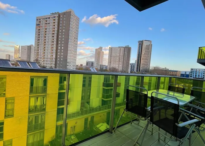 Stratford 2 Bedroom Apartment With 2 Bathrooms & Great Links