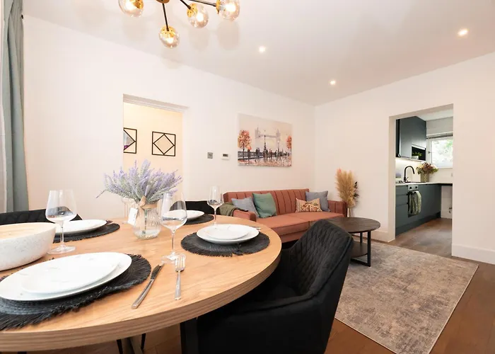 Stylish & Elegant 2-Br Flat In Greenwich London