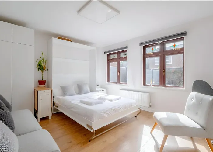 Modern Room With Bathroom & Garden In A Shared House - No Kitchen