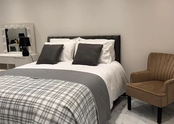 Modern House Apartment Stratford E15 London - Sleeps 2 - 9, Fast Links To Central London, Near O2, Greenwich & Olympic Park, Child-Friendly Garden, Free Parking, Free Wifi