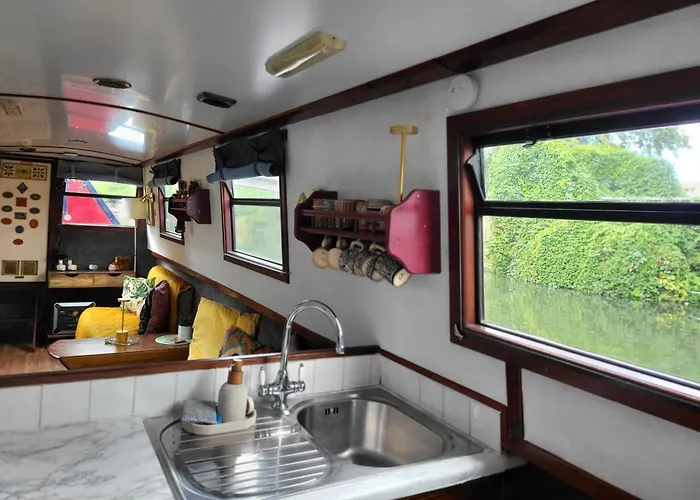 Comfy Canal In Little Venice For Family & Friends