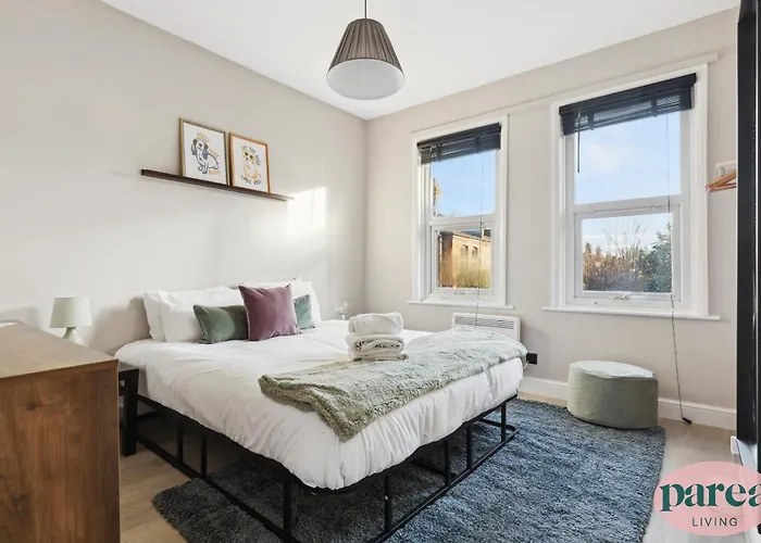 Parea Living - Charming Leyton Cottage Cozy East London Retreat
