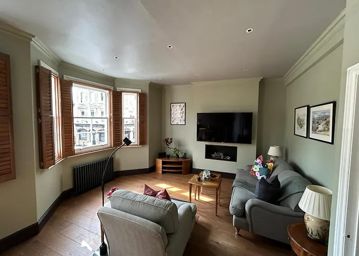 Beautiful And Spacious 2 Bed, 2 Bath Apartment Bordering Fulham And Chelsea - Entire Apartment With Private Entrance