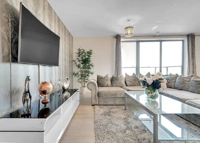 Modern 2-Bedroom Apartment Near Canary Wharf, O2 Arena & Excel - Excellent Transport Links