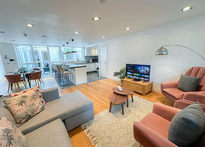 Spacious 3-Bedroom Flat In Holloway With Unique Central Patio With Free Wi-Fi