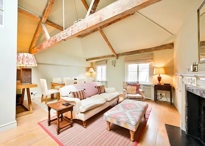 Traditional Mews Home In Westminster