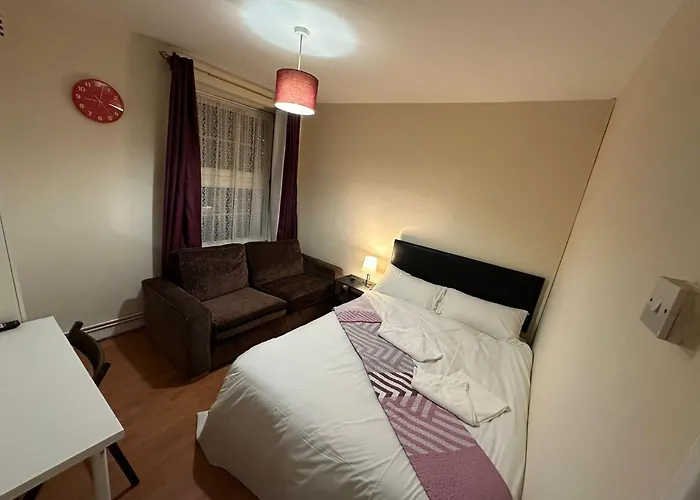 Beautiful Private Double Room In A Shared 3-Bedroom Apartment Minutes Walk From Bethnal Green