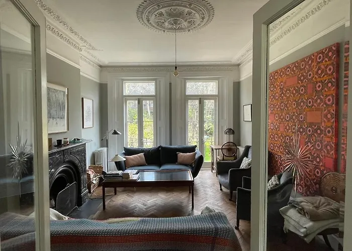 Large Five Bed Victorian Family House With Large Garden