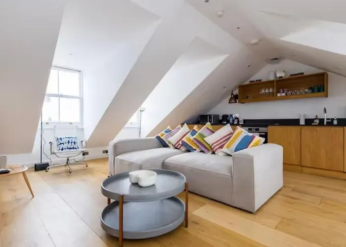 Stunning Views, Top Floor Flat