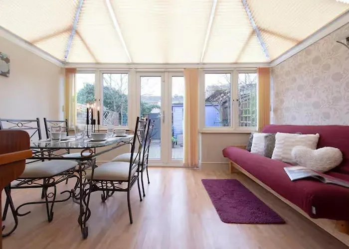 3Br-Sleeps9-Parking-Familyfriendly-Nearexcel