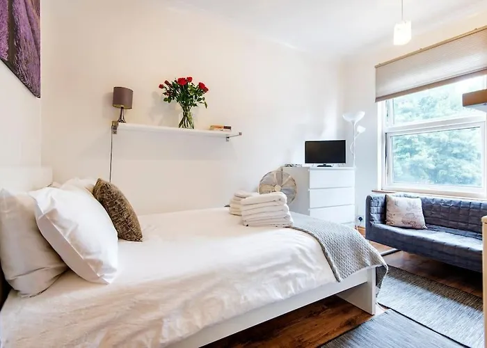 St 9 - Very Close To Tube Only 2 Mins - Studio