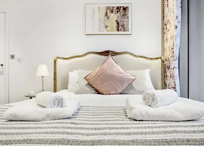 Trendy 3-Bed, 2-Bath - O2 London Escape - Your Ideal Stay