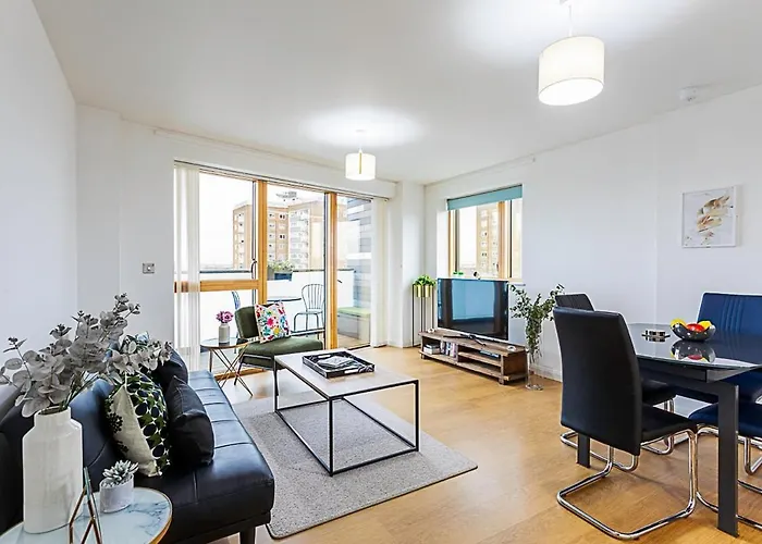 Trendy Queen\'S Park Apartment With Views Across London