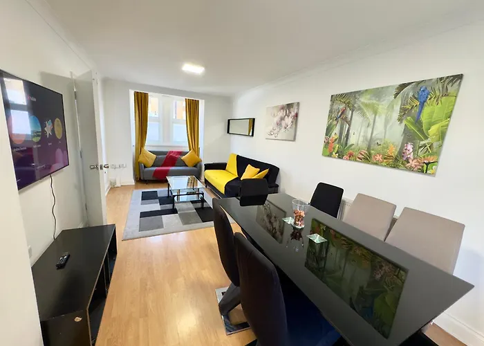 London 3 Bedrooms 3 Bathrooms Spacious House, Reception, Kitchen, Garden, Parking