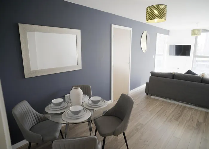 Stylish & Spacious 2-Bed In Hale Village - Perfect For Your London Stay!