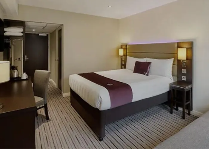 Comfortable En-Suite Near Metro, Steps From Elizabeth Line