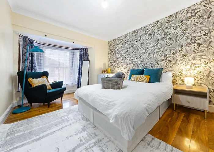 Charming 3Br Near Tube - Walk To Cafes, Lloyd Park - Copeland 3Br Combo