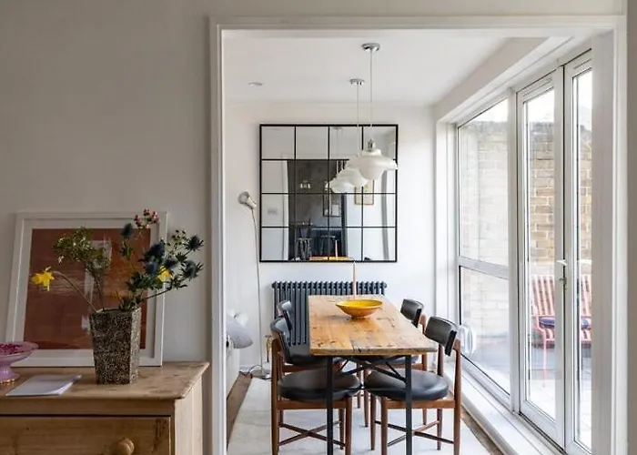 Modern Designers Flat In The Heart Of Angel