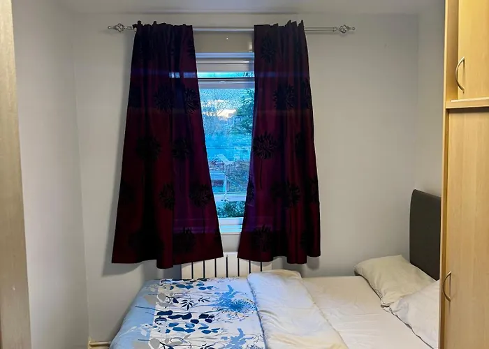 Small-Budget Double Bedroom - Shared Bathroom