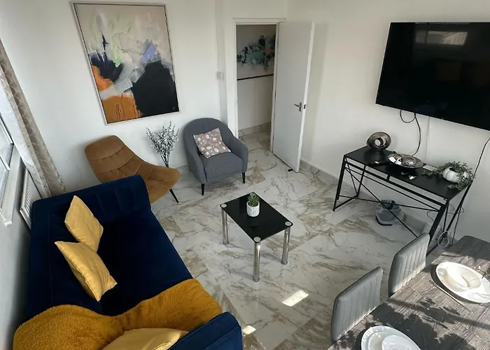 4 Bedroom Apartment Central Stylish
