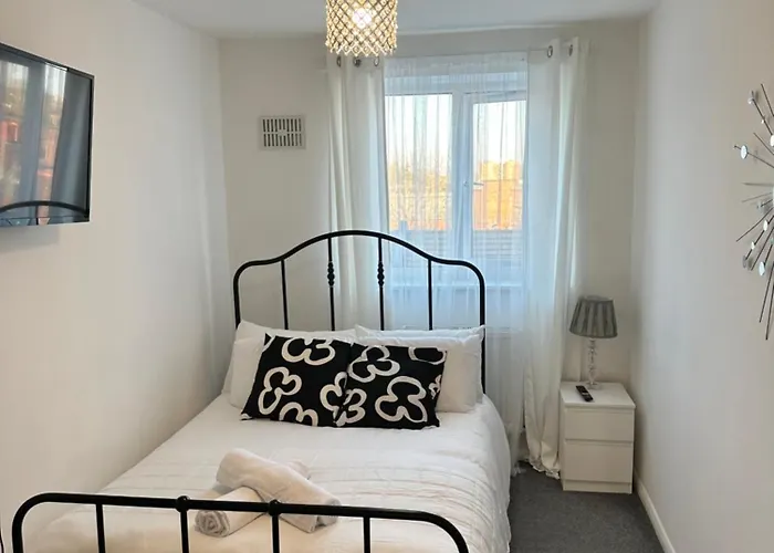 Cozy 2Br Flat , 5 Minutes From Sydenham Train Station
