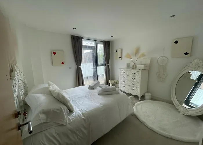 Charming & Cosy Double Room With Balcony In Wembley - Walking Distance To Wembley Stadium!